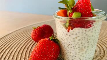 Rezept des Monats: Chia-Kokos-Pudding mit frischen Erdbeeren